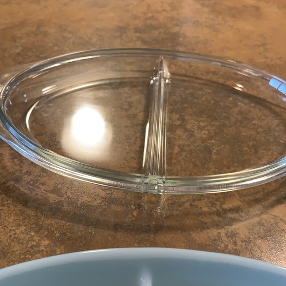 Vintage Pyrex divided casserole dish - Picture 3 of 5